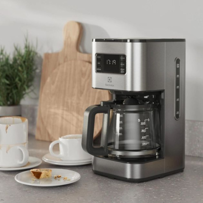 Кавоварка Electrolux крапельна 1.375л, мелена, дисплей, програмований таймер, метал