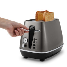 Тостер  DeLonghi Distinta  900Вт, метал, нековзні ніжки, титановий