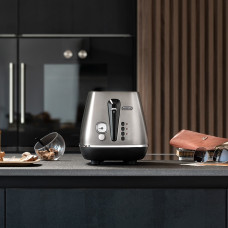 Тостер  DeLonghi Distinta  900Вт, метал, нековзні ніжки, титановий